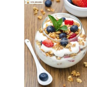 Hỗn hợp sữa chua việt quất cùng hạt ngũ cốc